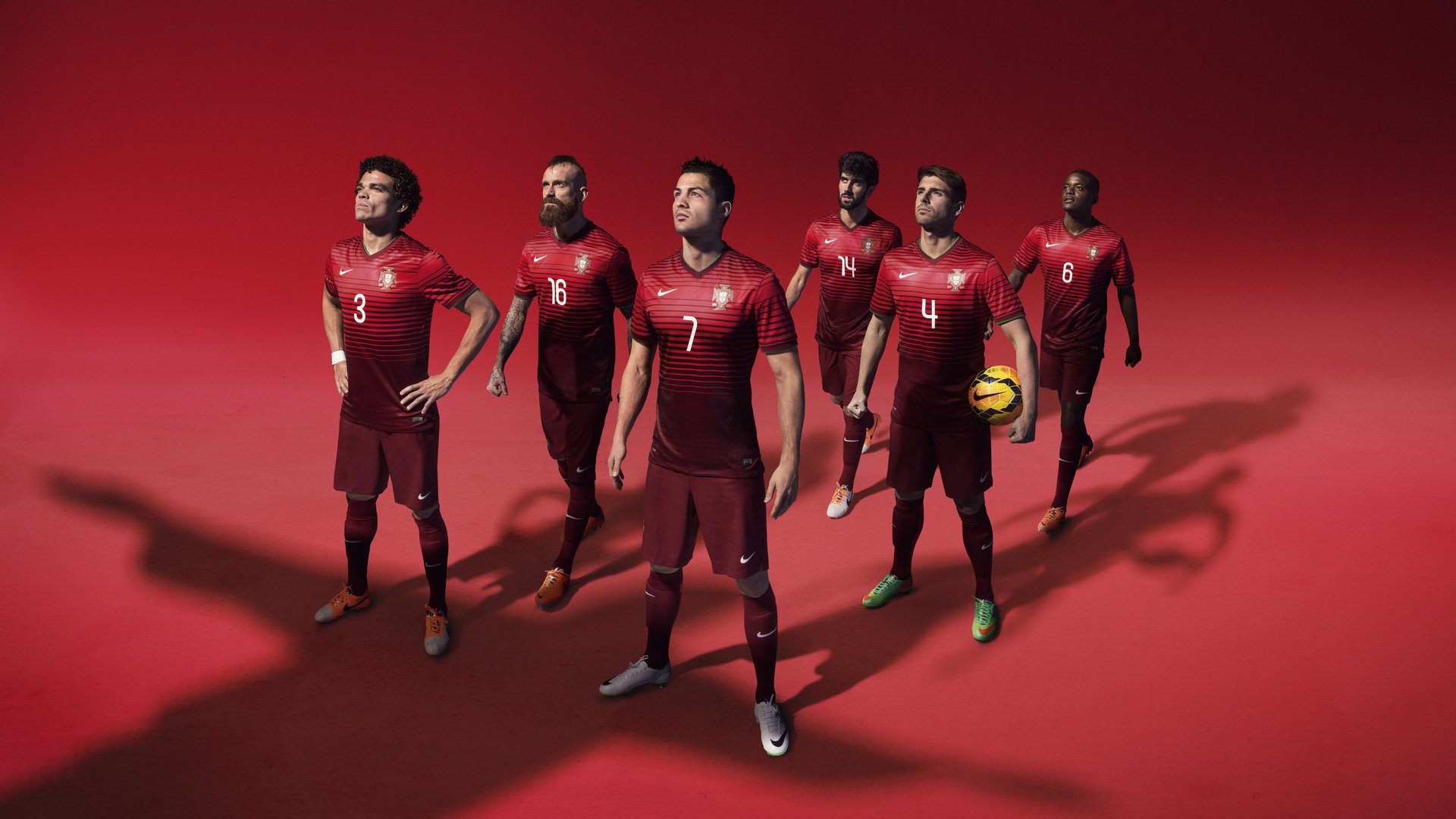 AIYOUXI.COM-足球赛场团队配合愈发默契高效，足球团队配合好词好句