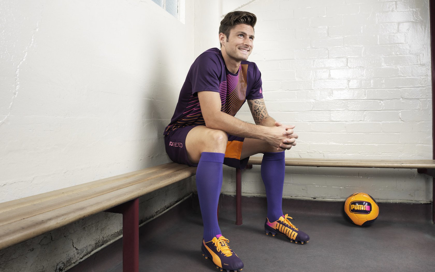 爱游戏体育APP下载-阿伦·斯密斯:全黑队进攻核心,凭借细腻的传球助力球队进攻,阿伦斯 曼联